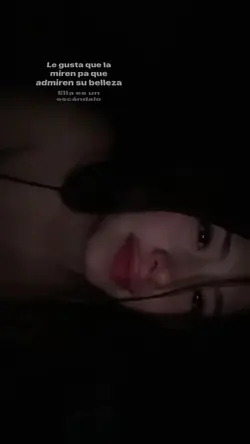 ella es feliz