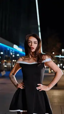FASHION—MODEL