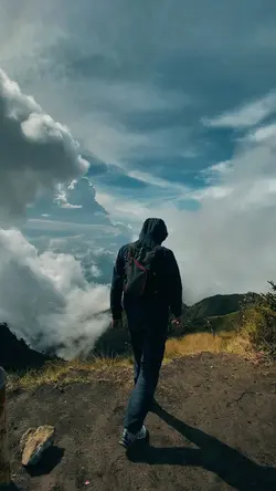 Aku duduk disana🍃