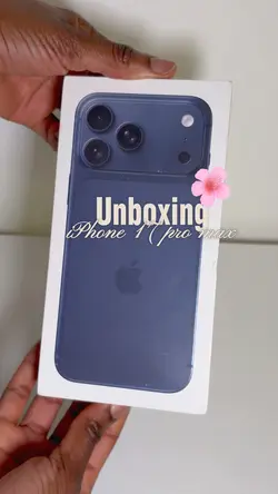Unboxing iPhone 17