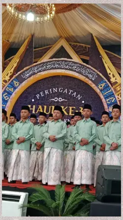 WISUDA  6 FOTO JALAN