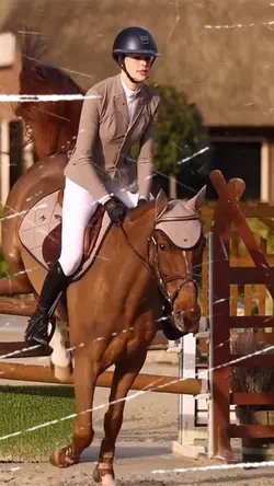 montado a caballo