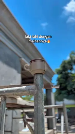 Laki2 dengan mainan
