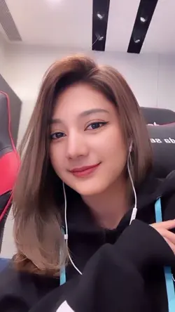 senyum dikit manis