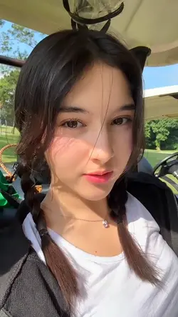 senyum tipis begitu 