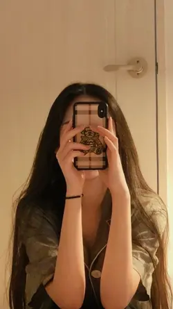 mirror selfie