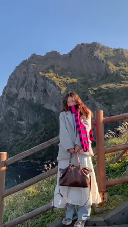 창문밖에 뭔가 있을까?👀