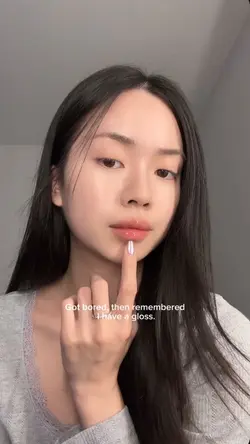 Glossy lips trend