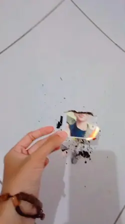 bakar foto mantan
