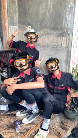 kacamata renang TIGA