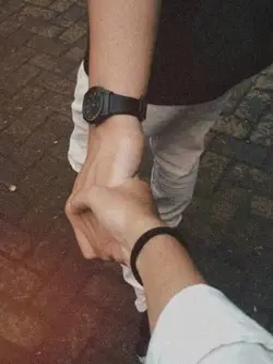holding hands trend?