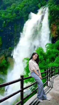 Air Terjun pose ⁹