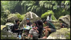 chill with friends