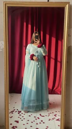 Selfies en espejo: look romántico y detallista