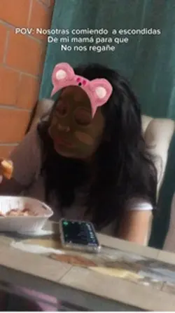 Comiendo a escondida