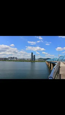 꽁꽁 얼어붙은 한강 위로 