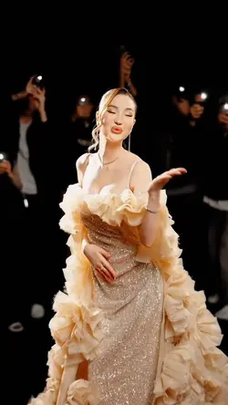 FASHION—MODEL