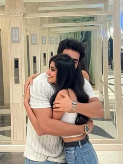 Hug Couple Ai 