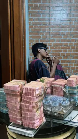 tumpukan uang