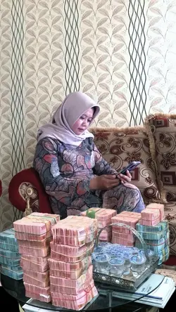Duit banyak di meja