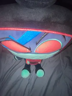 >:3