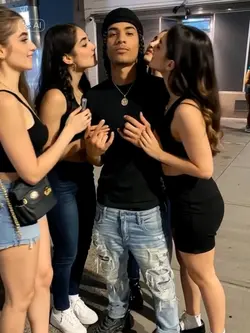 girl kiss 