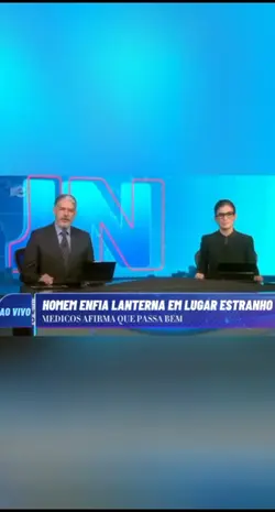enfiou a lanterna lá
