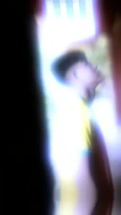 يصحبه ورا الستارة