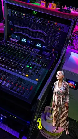 Nenek Goyang Lucu HD