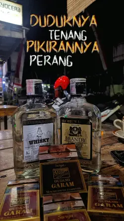 duduknya tenang 
