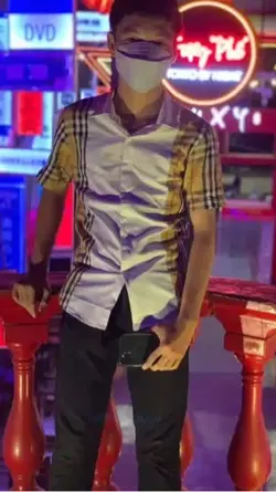 Chiến xe tù đón anh