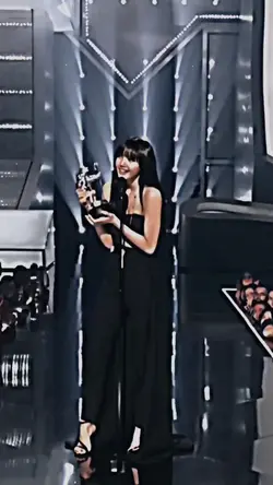lisa ödül alıyorr