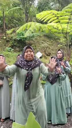 ibu ibu baju ijo
