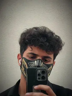 Specchio e filtro: il selfie enigmatico