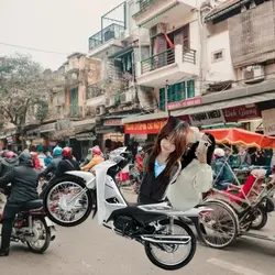 chạy xe húc cổng