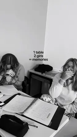 1 table 2 girls ∞