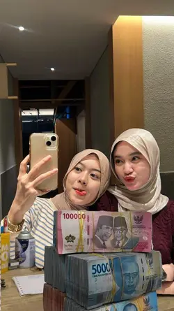 trend uang di meja