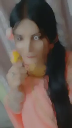 Slowmo ghulabi sari 